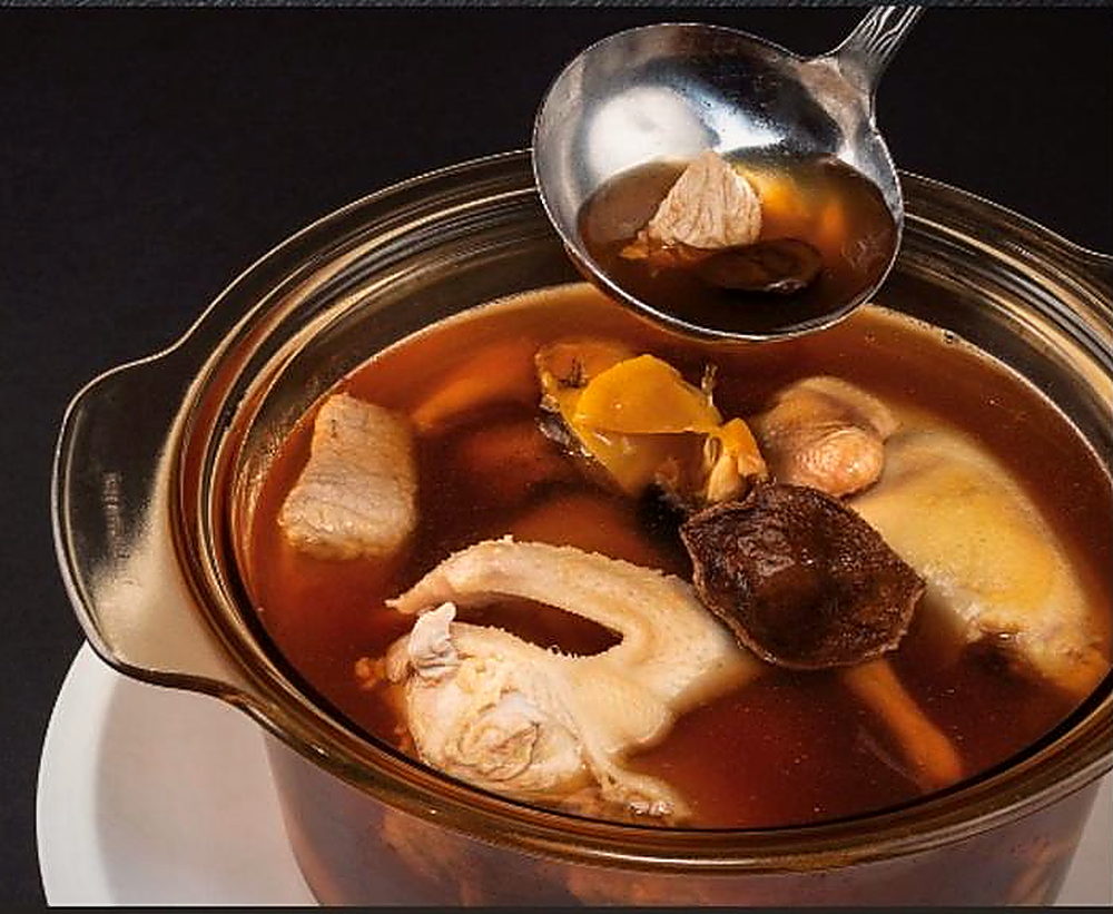 Double boiled soup in a glass pot